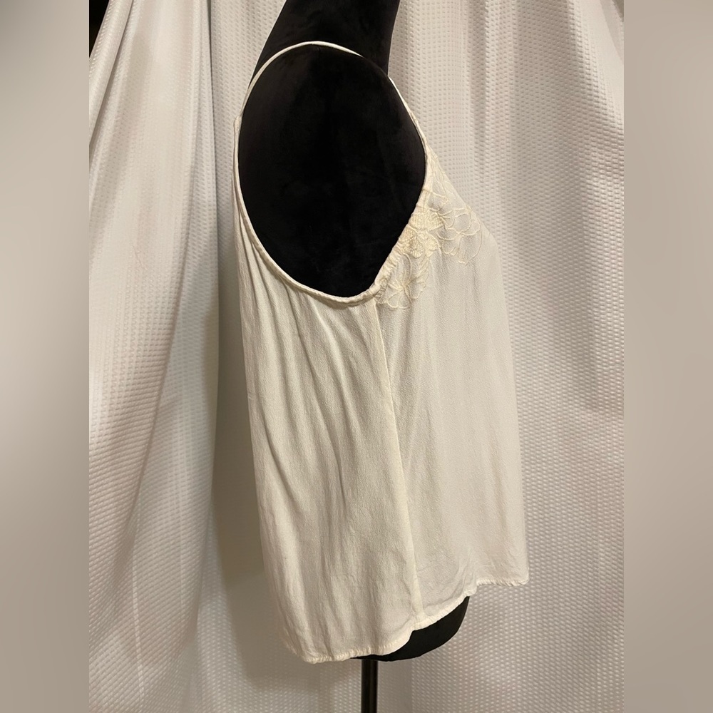 Love On A Hanger beige floral embroidered tank top size medium - Picture 2 of 7